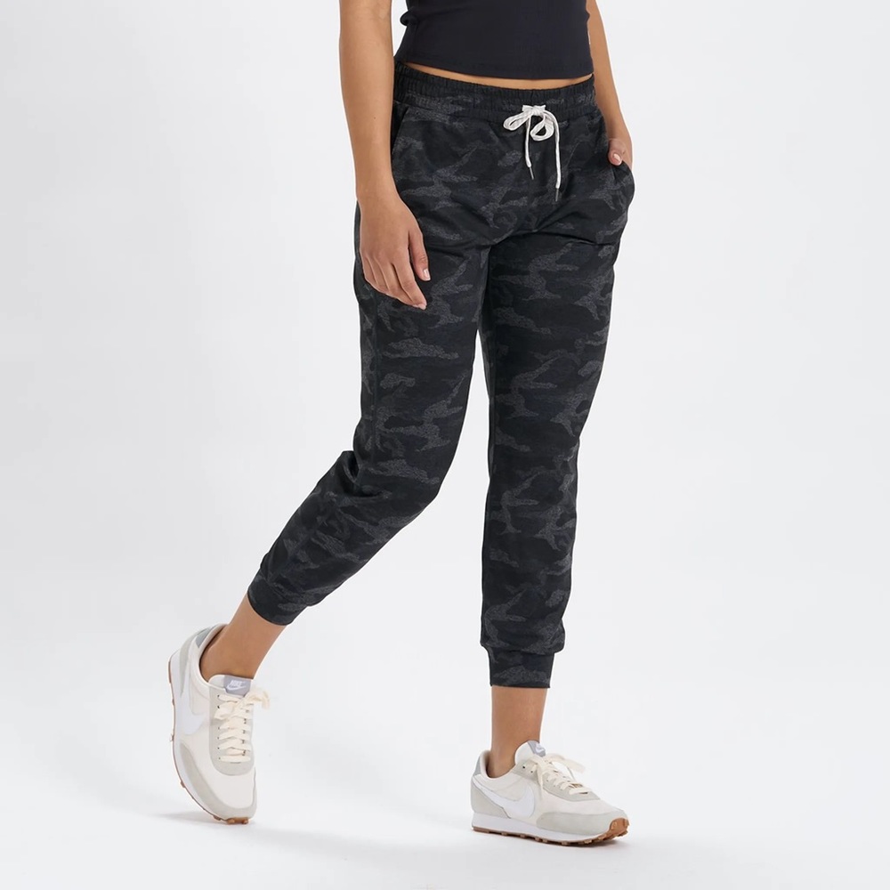 Vuori Performance Joggers in Black Camo